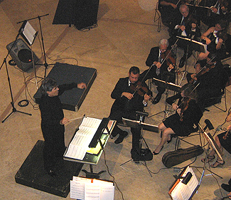 Photo of Raymond Torres-Santos conducting